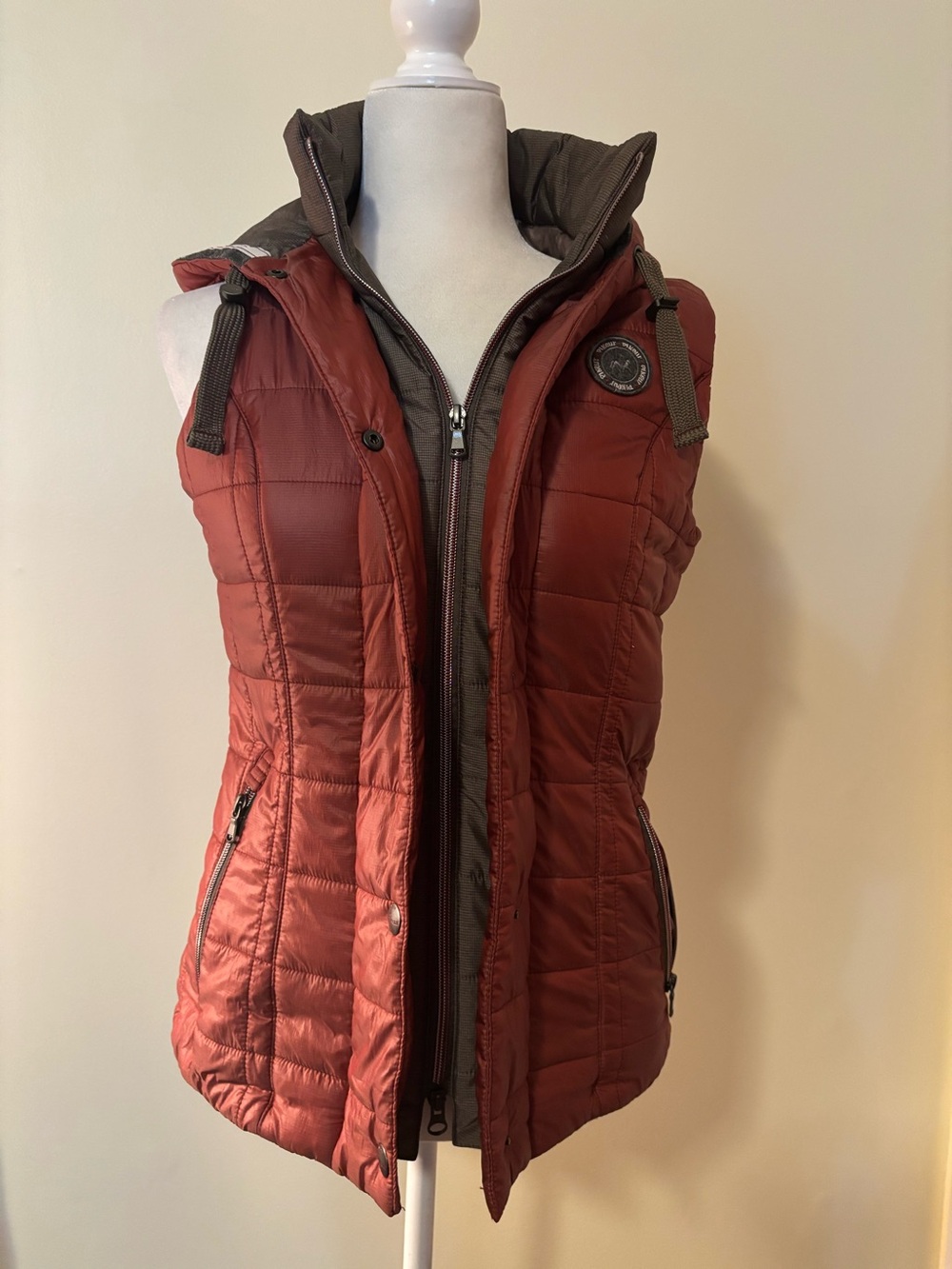 PIKEUR Equestrian Quilted Puffer Vest Brick Red Grey Double Layer Hood